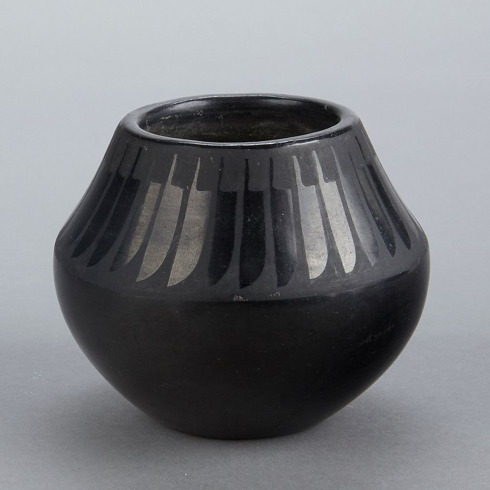 Maria Martinez San Ildefonso Pueblo Blackware Feather Pot